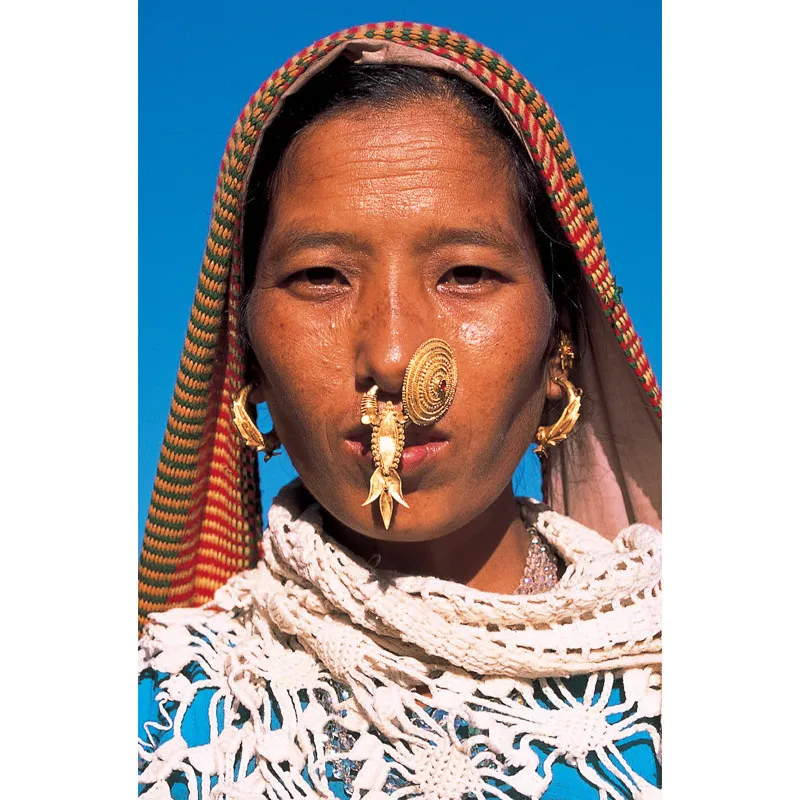 … finisce per pendere inevitabilmente sulla bocca, ostacolando le azioni di mangiare, bere e parlare. Ciononostante, in alcune tribù, le donne si perforano il setto nasale per sfoggiare preziosi gioielli in particolari occasioni. © Eye Ubiquitous/Bennett Dean