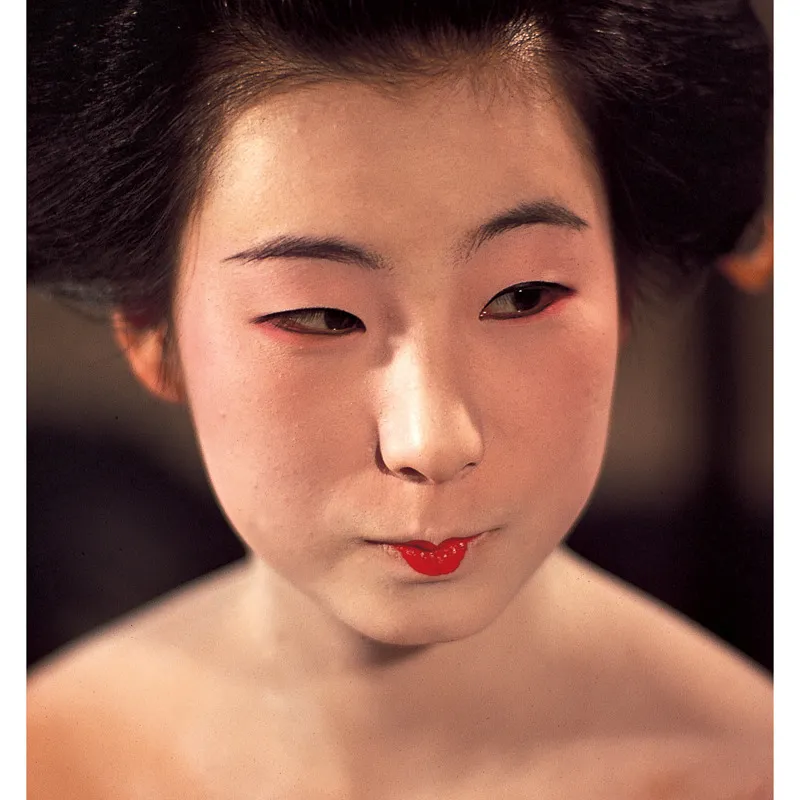 In Oriente le geishe giapponesi adottano un trucco simile, ma con un’enfasi ancora maggiore sul labbro inferiore. © Hutchison Library/Michael Macintyre