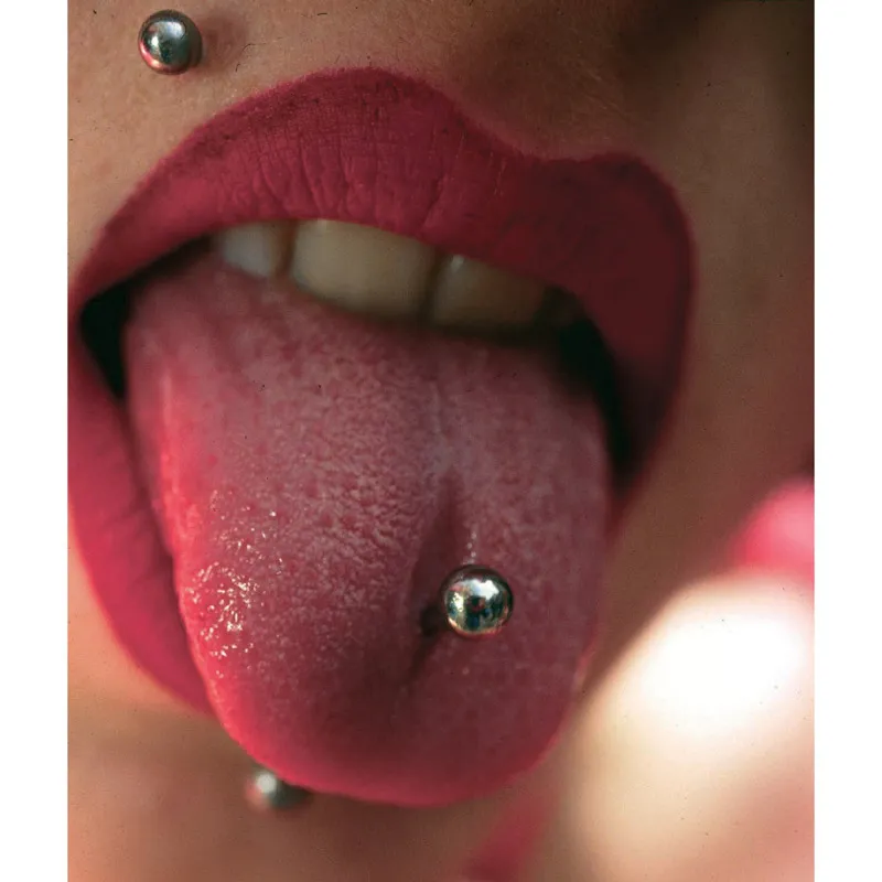 La bocca umana, indispensabile ad alcune funzioni vitali come parlare, cantare, masticare, leccare, assaggiare e deglutire, raramente è stata oggetto di mutilazioni a fini estetici. Eccezione recente il piercing alla lingua, apprezzato da alcune giovani donne occidentali. Benché crei qualche problema di pronuncia, piace agli spiriti più ribelli perché scandalizza le vecchie generazioni. © Rex Features