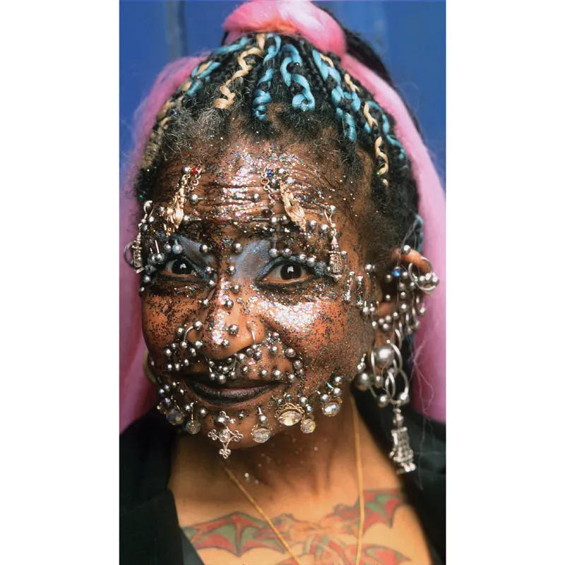 E oggi, in tutto il mondo, alcune donne si sottopongono a piercing multipli. © Rex Features/Mark Campbell