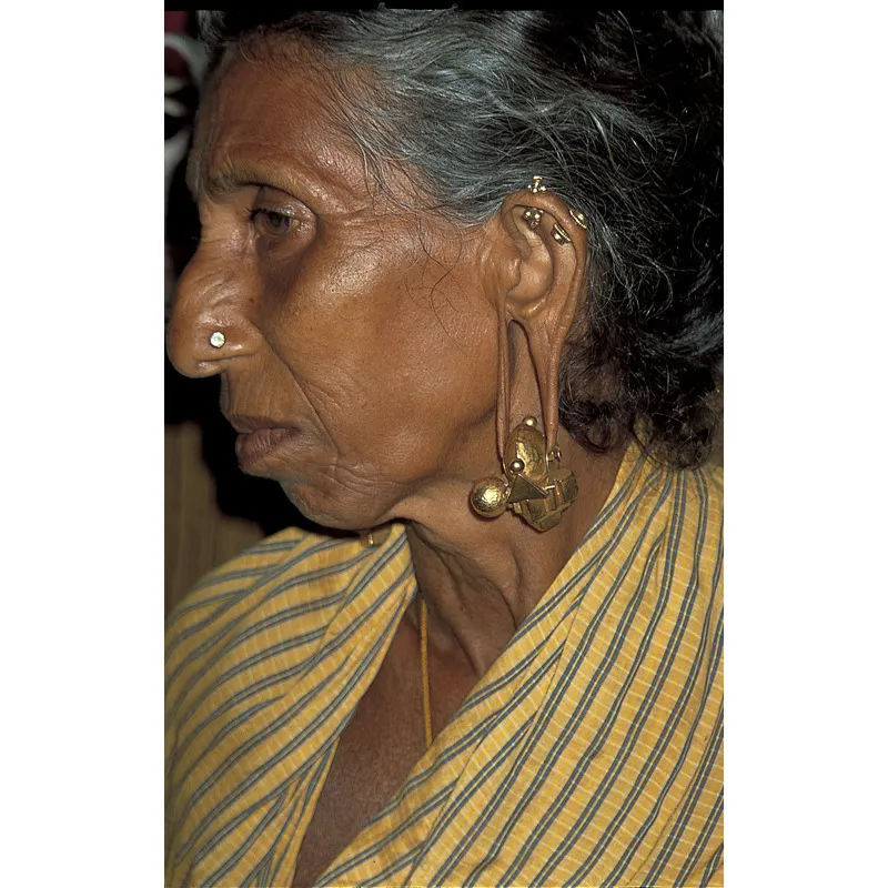 In alcune tribù africane e asiatiche, i lobi vengono dilatati il più possibile. © Royal Geographical Society/C. Boulanger 