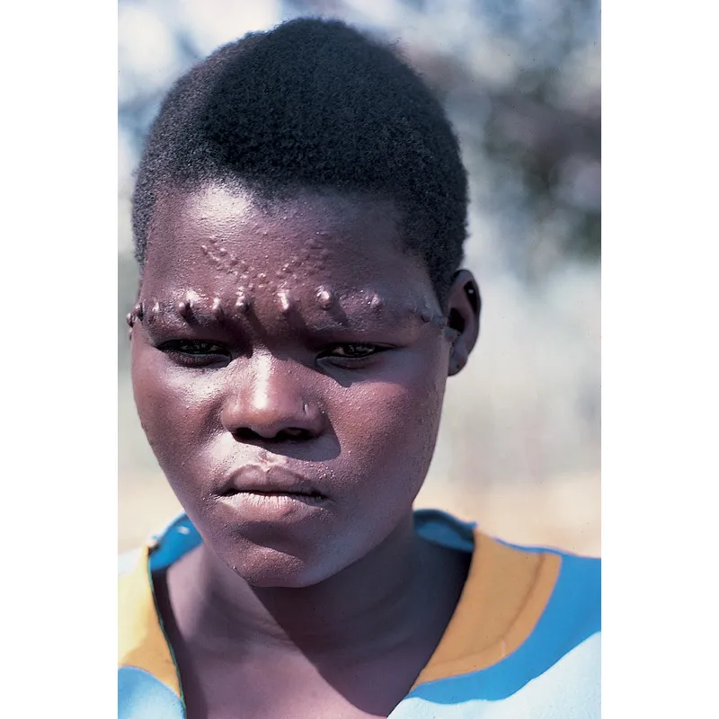 Oggi, in Occidente, non sono molte le donne che sfoggiano piercing alle sopracciglia, ma nelle società tribali la scarificazione delle sopracciglia è stata una pratica comune per secoli. © Hutchison Library/Sarah Errington