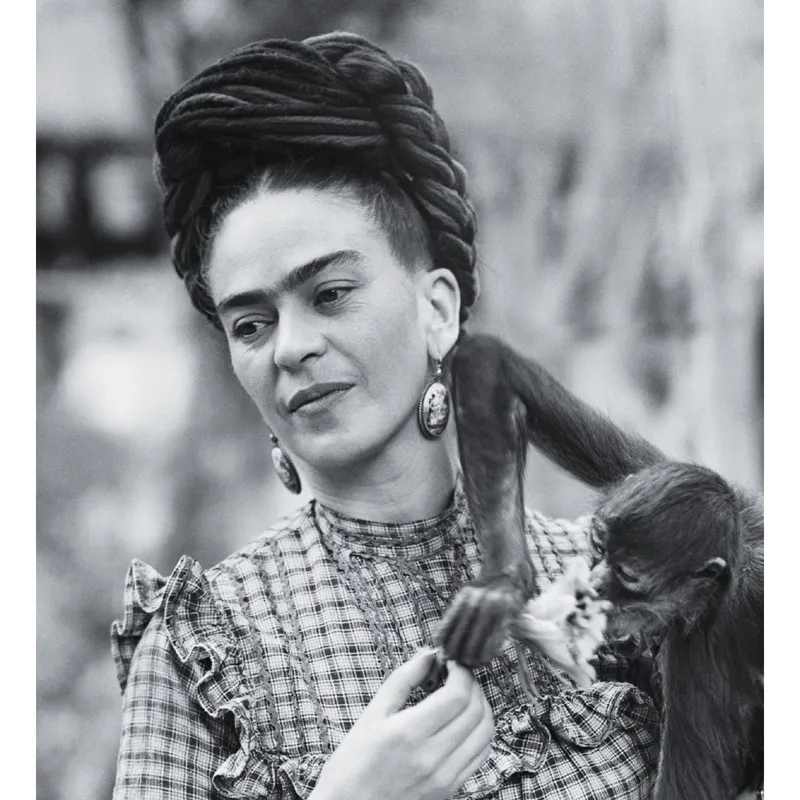 La forma più estrema di sopracciglia femminili è quella scelta dall’artista latino-americana Frida Kahlo, con il suo celebre monosopracciglio. © Corbis/Bettmann