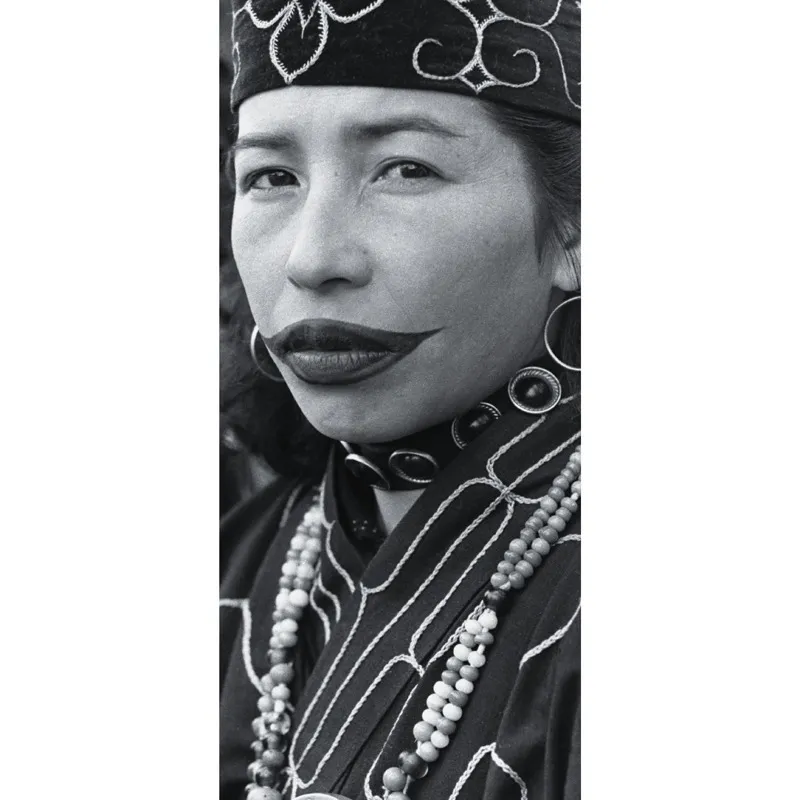 … e il tatuaggio delle labbra (tra gli Ainu giapponesi). In alcune tribù africane, il valore di una donna è commisurato alle dimensioni del suo piattello labiale. © Corbis/Hulton Deutsch Collection