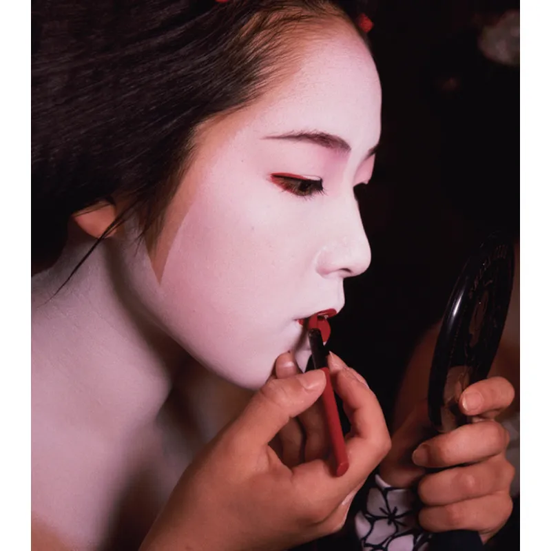 In Oriente le geishe giapponesi adottano un trucco simile, ma con un’enfasi ancora maggiore sul labbro inferiore. © Gettyimages/Paul Chesley