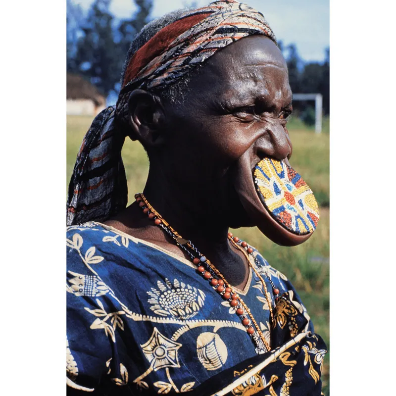 Le decorazioni tribali per le labbra includono l’inserzione di piattelli (in Africa)… © Gettyimages/Jaques Jangoux