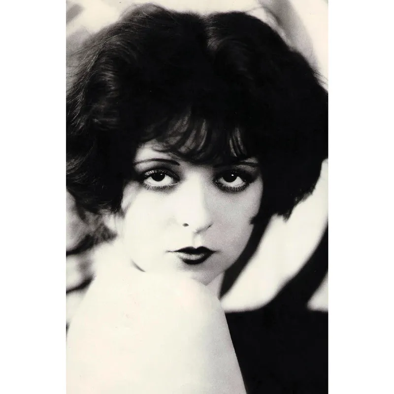 L’arco di Cupido è un particolare disegno delle labbra in cui la fossetta al centro del labbro superiore viene accentuata, mentre si abbassa la linea del labbro inferiore, dando alla donna un’espressione da bambina. Negli anni Venti, l’arco di Cupido fu di gran moda tra le attrici di Hollywood, come Clara Bow, un nome, un destino, che ne fece un tratto caratteristico della propria figura. © Kobal Collection