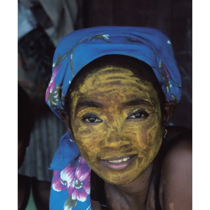 La morbida bellezza di una guancia femminile è di solito mantenuta integra; quando toccata, è solo per incipriarla o sfumarla in tinte delicate, perché sia ancora più vellutata. Ma, nelle varie epoche, essa è stata oggetto di forme più esasperate di attenzione, come, per esempio, tingere l’intero viso (in Madagascar)… © Magnum Photos/Bruno Barbey