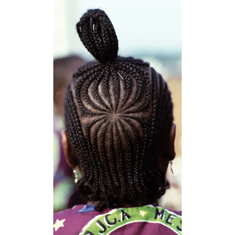 Questa moderna acconciatura a treccine è l’ultimo esempio di una lunga storia di pettinature elaborate, che richiedono molto tempo per essere realizzate. Eppure quella delle trecce è una tradizione che risale all’Età della pietra, 21.000 anni fa. © Magnum Photos/Ferdinando Scianna