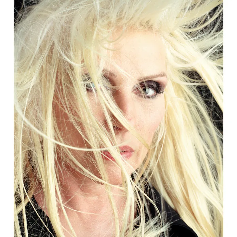 Soltanto una minima percentuale dei tre miliardi di donne al mondo è costituita da bionde naturali, ma molte si schiariscono i capelli per ottenere questa tonalità, in grado di donare un aspetto più dolce e giovanile. I capelli biondi sono spesso portati lunghi e sciolti, a simboleggiare la mancanza di inibizioni. © Perou/www.perouinc.com