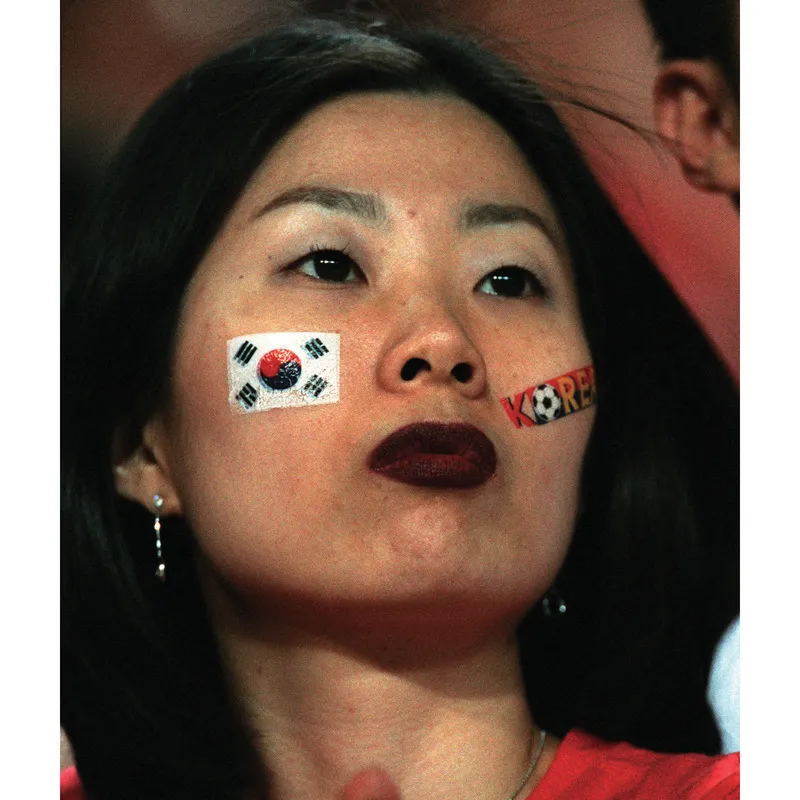 … o persino adornarlo con i simboli della Coppa del Mondo di calcio (Corea). © Popperfoto.com