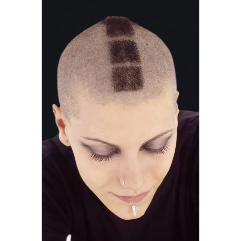 Una ribellione estrema richiede qualcosa di eccessivo, in questo caso la testa accuratamente rasata di una punk. Nei tempi antichi, la testa femminile rasata era associata alla schiavitù, alla punizione per un crimine o al lutto. © Powerstock.com/E. Bernager