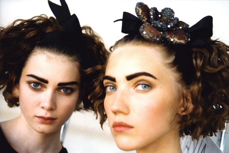 Sull’onda della ribellione femminista, alcune donne cominciarono a enfatizzare le sopracciglia – talvolta chiamate per questo motivo “a bruco” – per avere un’espressione del viso più risoluta, aggressiva e determinata e, nello stesso tempo, per sottrarsi a elaborati trattamenti di bellezza. © Rapho/Françoise Huguier