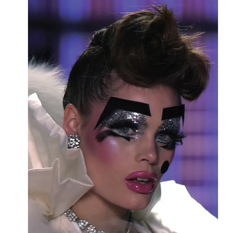 Di conseguenza, il trucco elaborato è oggi molto amato nel mondo dell’alta moda. © Topham Picturepoint/IMAS