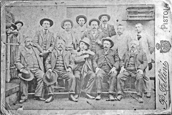 I capostipiti (feudatari) sull’aia della casa avita di Pianaccio. Il nonno Marco è il primo a destra nella fila in basso.