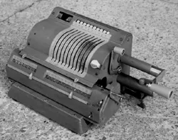 Una calcolatrice meccanica del tipo usato alla fine degli anni Cinquanta