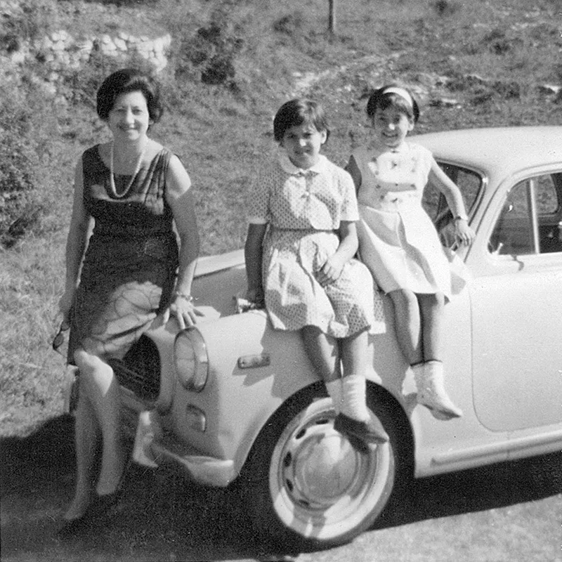 In alto a sinistra. Nel 1966, Carmelita tra zia Flora e Fatima sulla Opel di zio Vittorio.