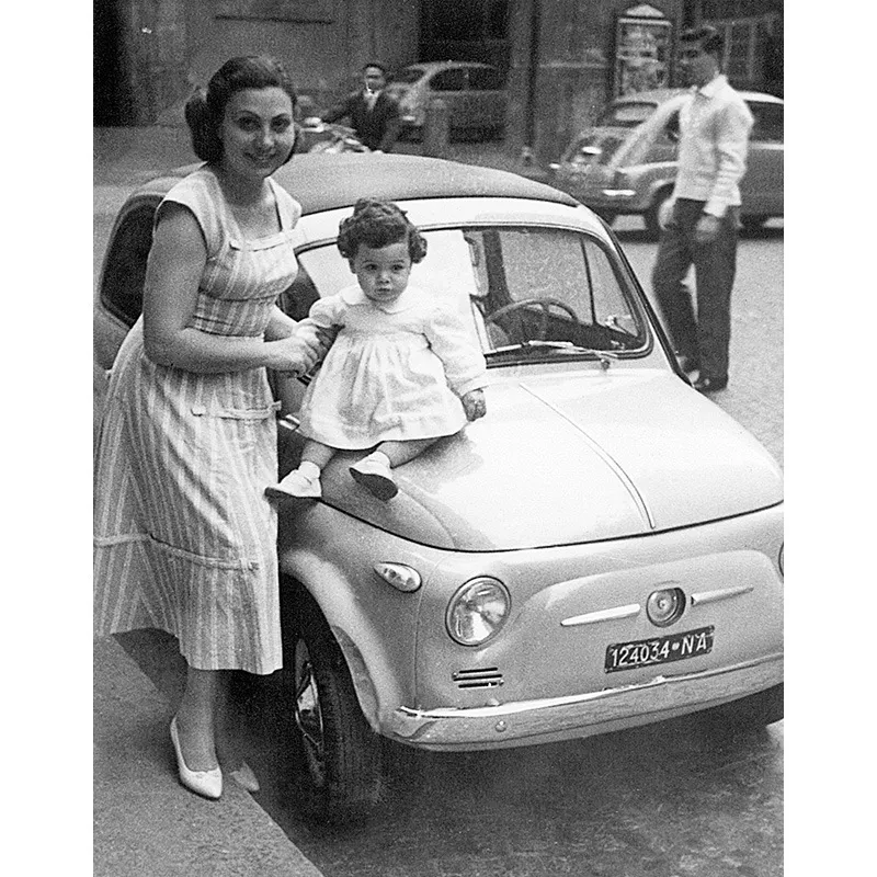 Piccolissima sulla Cinquecento della mamma.