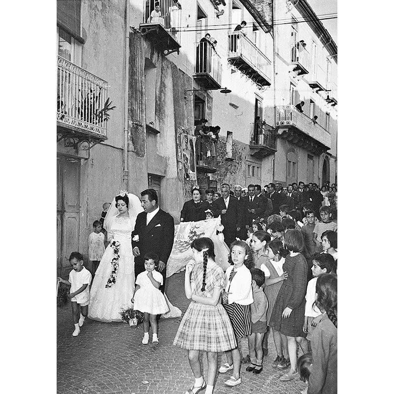 Matrimonio di zia Iduccia accompagnata da zio Peppe. Carmelita e il cugino Franco, paggetti.