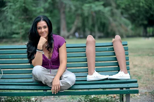 Giusy Versace seduta su una panchina.