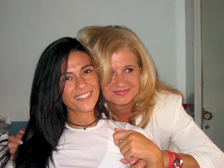 Avvolta nel tenero abbraccio di mamma.