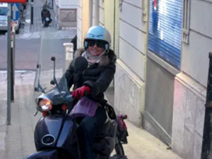 Giusy alla guida di uno scooter.