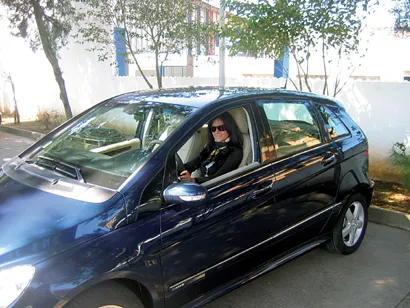 Giusy alla guida di un’auto.