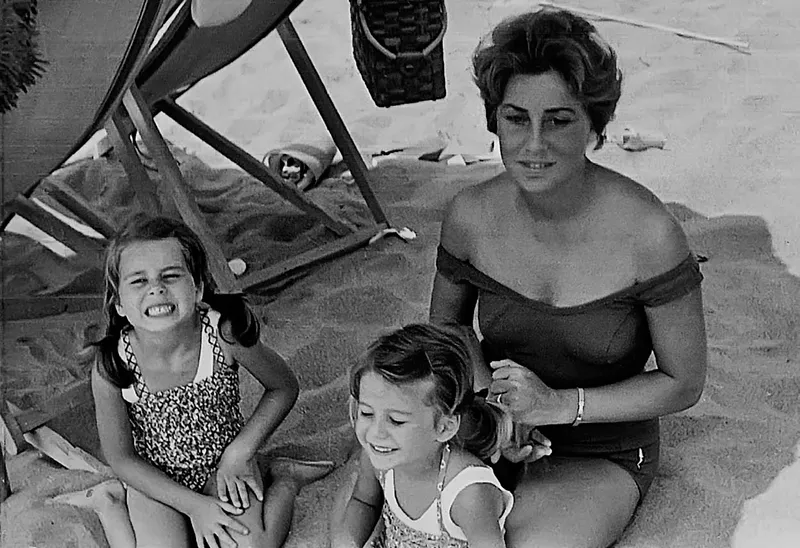 A Forte dei Marmi con mia sorella Elisabetta e mia madre Yvonne negli anni Sessanta.
