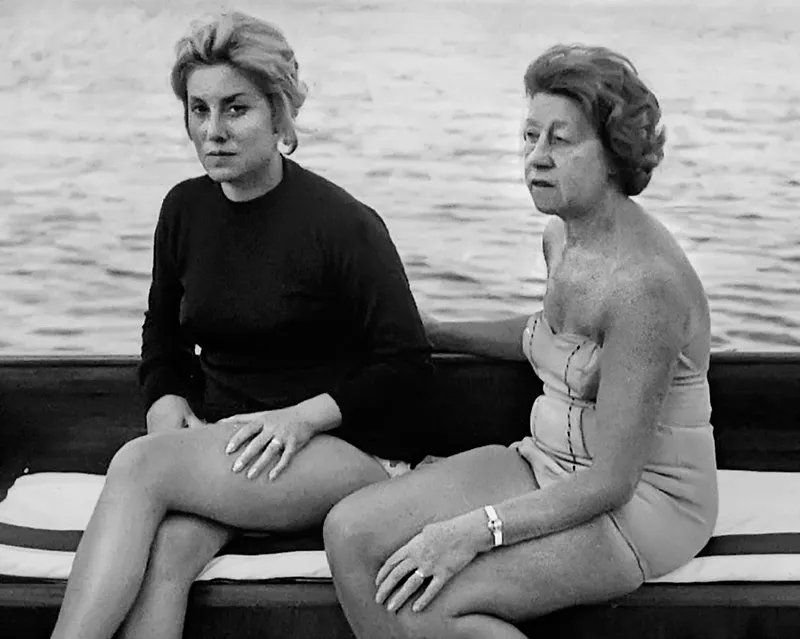 Mia madre Yvonne e mia nonna Olwen sulla nostra barca Ennovy.