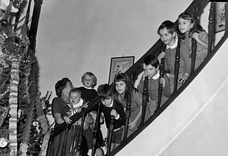 Mia nonna Olwen con tutti noi nipoti sulla scala del salone per la notte di Natale.