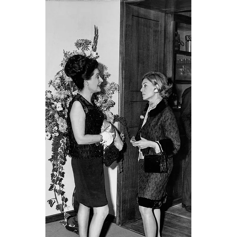 Mia madre Yvonne con un’ospite all’inaugurazione del negozio Gucci di via Tornabuoni, Roma, 1967.