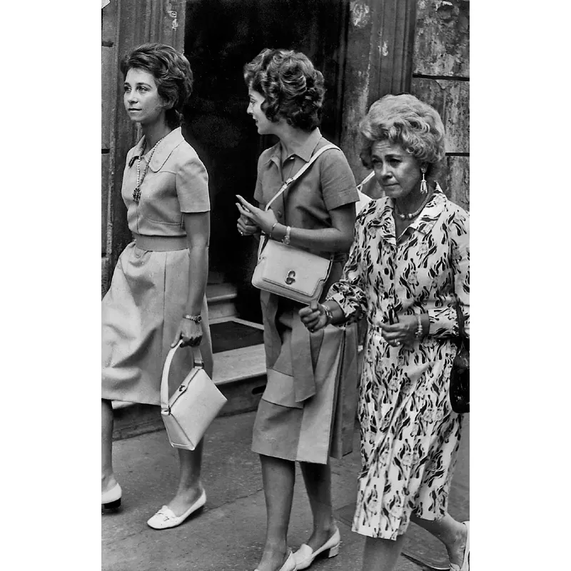 La regina di Grecia Federica di Hannover e le figlie: da sinistra, Sofia, poi regina di Spagna, e la principessa Irene di Grecia e Danimarca, negli anni Sessanta.