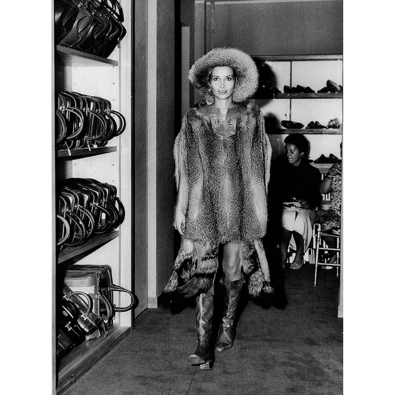 Un’indossatrice con un modello in pelliccia di volpe.