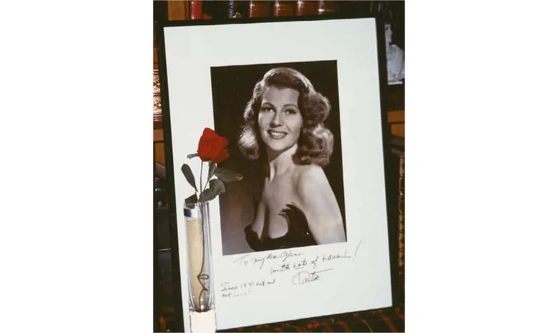 Il ritratto di Rita Hayworth sulla libreria nel salotto di Glenn Ford.