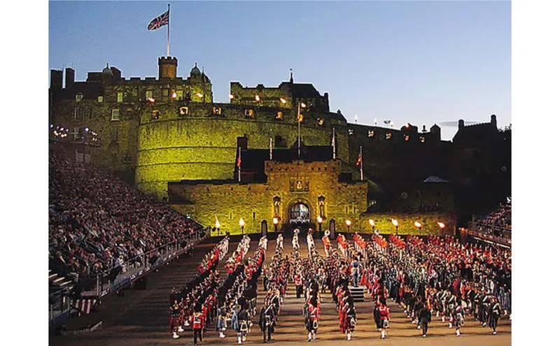 Un momento del Military Tattoo, la parata di bande musicali di Edimburgo, durante la nostra “terribile” crociera del 2002.