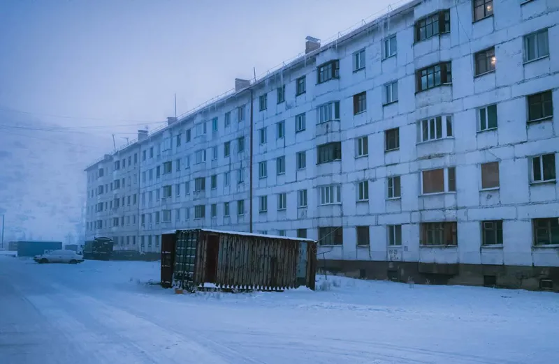 Ust’-Nera, quaranta gradi sotto zero e la nebbia del gelo. È il capoluogo del Ojmjakonskij ulus, una delle zone più fredde del pianeta.