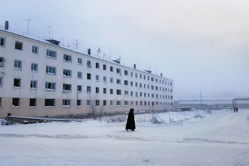 Una casa abbandonata nel centro di Ust’-Nera. Durante l’epoca sovietica a Ust’-Nera abitavano più di dodicimila persone, oggi ce ne sono cinquemila e la zona è piena di edifici abbandonati.