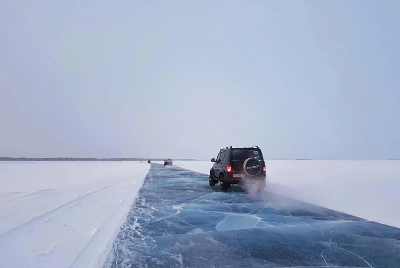 Una traversata invernale sul fiume. «Torniamo a farci cullare dal ghiaccio sul quale ci muoviamo morbidi e regolari, senza strappi, e non mi ci vuole molto perché torni a dimenticarmi che sotto di noi ci sono le acque agitate e torrenziali di un remoto fiume siberiano.»