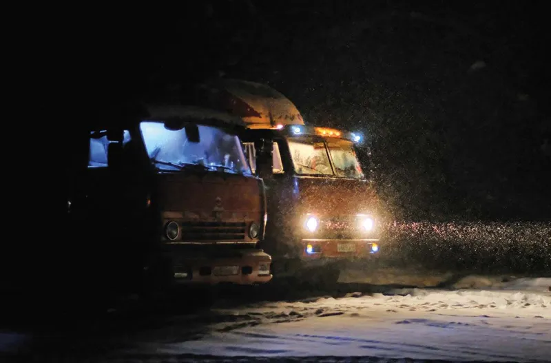 Durante una sosta notturna. «Sono l’unico fuori, tutti sono seduti nelle loro comode cabine riscaldate che illuminano il buio, come delle scialuppe di salvataggio.»