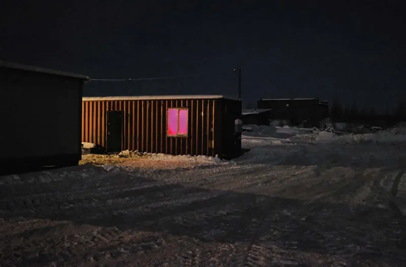 «A Lazo, venti chilometri più a nord del circolo polare artico, prendiamo alloggio in uno dei vecchi container marittimi dei cercatori d’oro della miniera.»