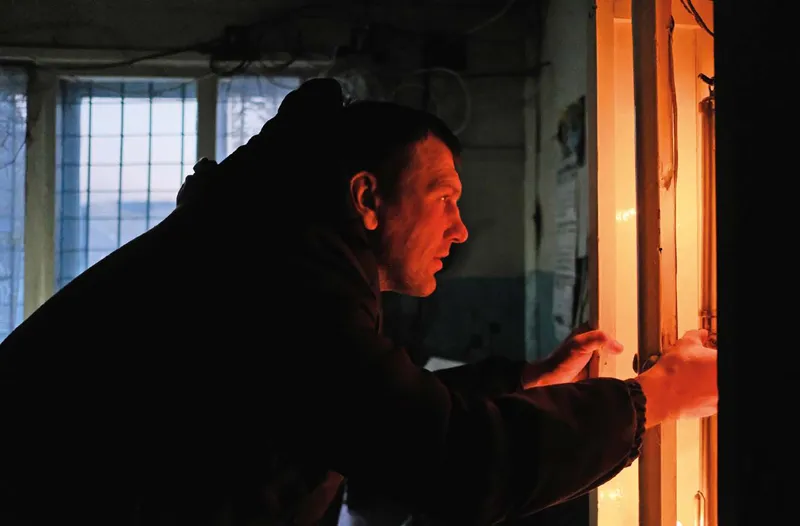 Nella stazione meteorologica di Ust-Charky. «Bogdan apre un enorme armadio bianco, dove si nasconde un vecchio barometro… le lampadine automatiche diffondono una luce arancione che regala alla stanza l’atmosfera di una favola piena di streghe e maghi.»