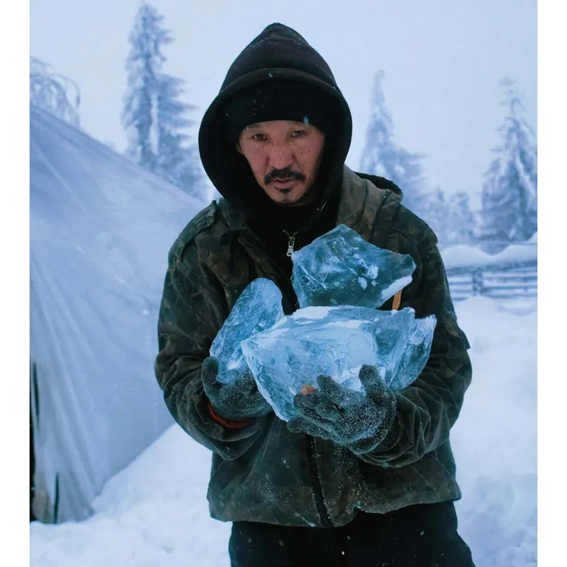 Miša trasporta dei pezzi di ghiaccio, da cui in queste zone si ricava l’acqua per bere, lavarsi e cucinare.