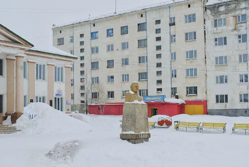 La piazza centrale di Jagodnoe «è enorme e vuota, in mezzo c’è una casa dell’epoca staliniana che sembra un tempio sovietico con tratti architettonici in stile neoclassico. Di fronte l’immancabile busto di Lenin color oro, ancora presente praticamente in ogni città russa».