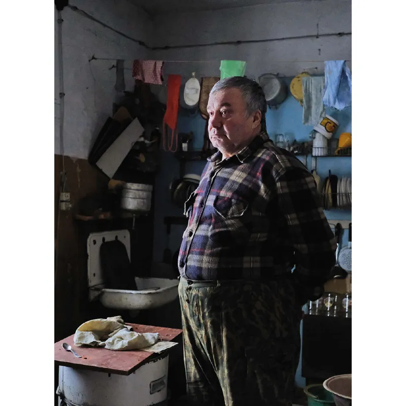 Vladimir Kuklin, l’ultimo abitante di Neksikan nella sua cucina.