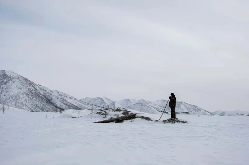 Nel villaggio fantasma di Neksikan, Vladimir mi mostra dove un tempo sorgeva la scuola.