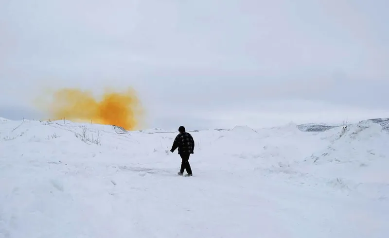 Vladimir Kuklin e la nube arancione, causata dall’esplosione fatta dalla società mineraria della zona.
