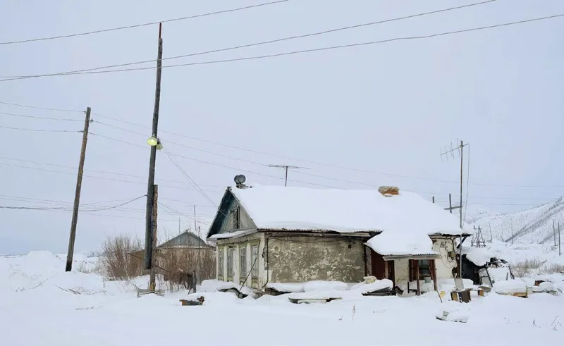 L’ultima casa rimasta nel villaggio-fantasma Neksikan. Dopo il crollo dell’Unione Sovietica la regione di Magadan è diventata quasi disabitata. Negli anni Ottanta nello stesso territorio abitavano più di cinquecentomila persone, oggi in un’area più grande della Germania o del Regno Unito ne abitano solo centoquarantamila.