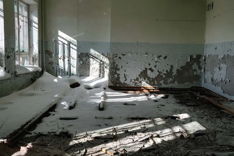 Gli interni di un edificio abbandonato a Burkhandja.