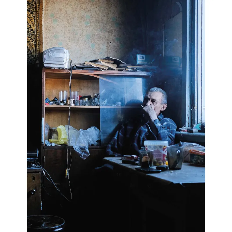 Renat, il cercatore d’oro di contrabbando nel villaggio fantasma Burkhandja, «un uomo alto e sottile, con la pelle leggermente olivastra e i capelli grigi. Occhi scuri, volto rugoso e dei baffi mal rasati. La manica destra della sua camicia sembra stranamente inclinata: quando guardo meglio capisco che è completamente vuota».