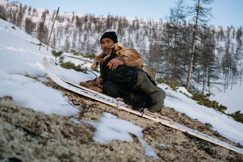 Vova, l’allevatore, «è tranquillamente sdraiato che si fuma una sigaretta e si gode la calda luce del sole di fianco ai suoi enormi sci di legno».